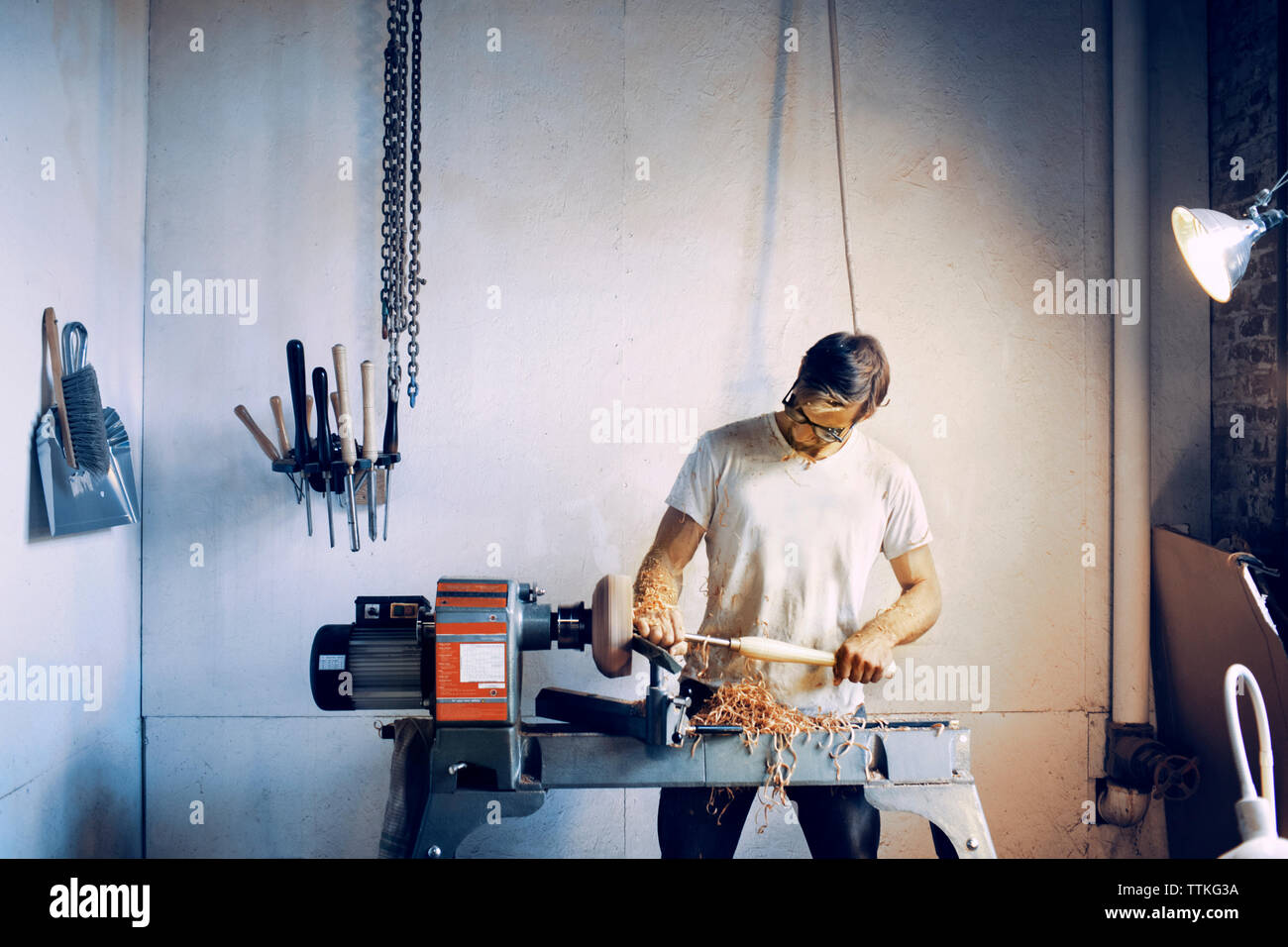 Carpenter holding ciseau tout en façonnant l'atelier à bol Banque D'Images