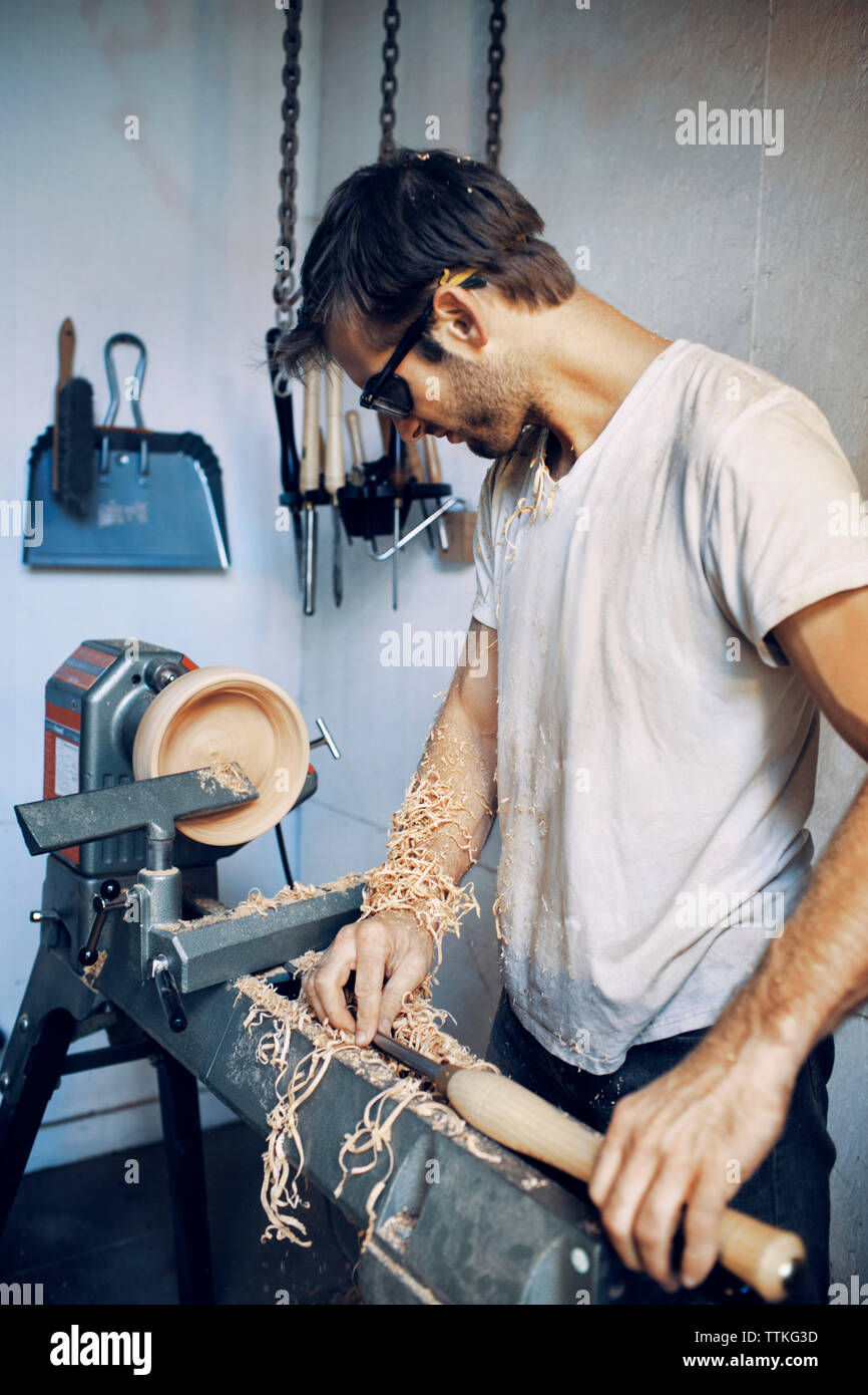 Bol en bois de menuisier en atelier Banque D'Images