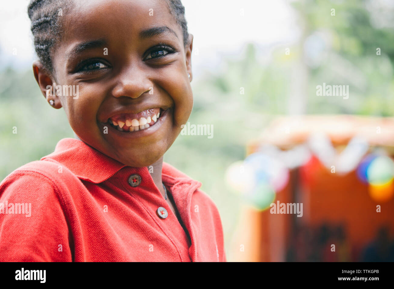 Portrait of cute African girl smiling outdoors Banque D'Images