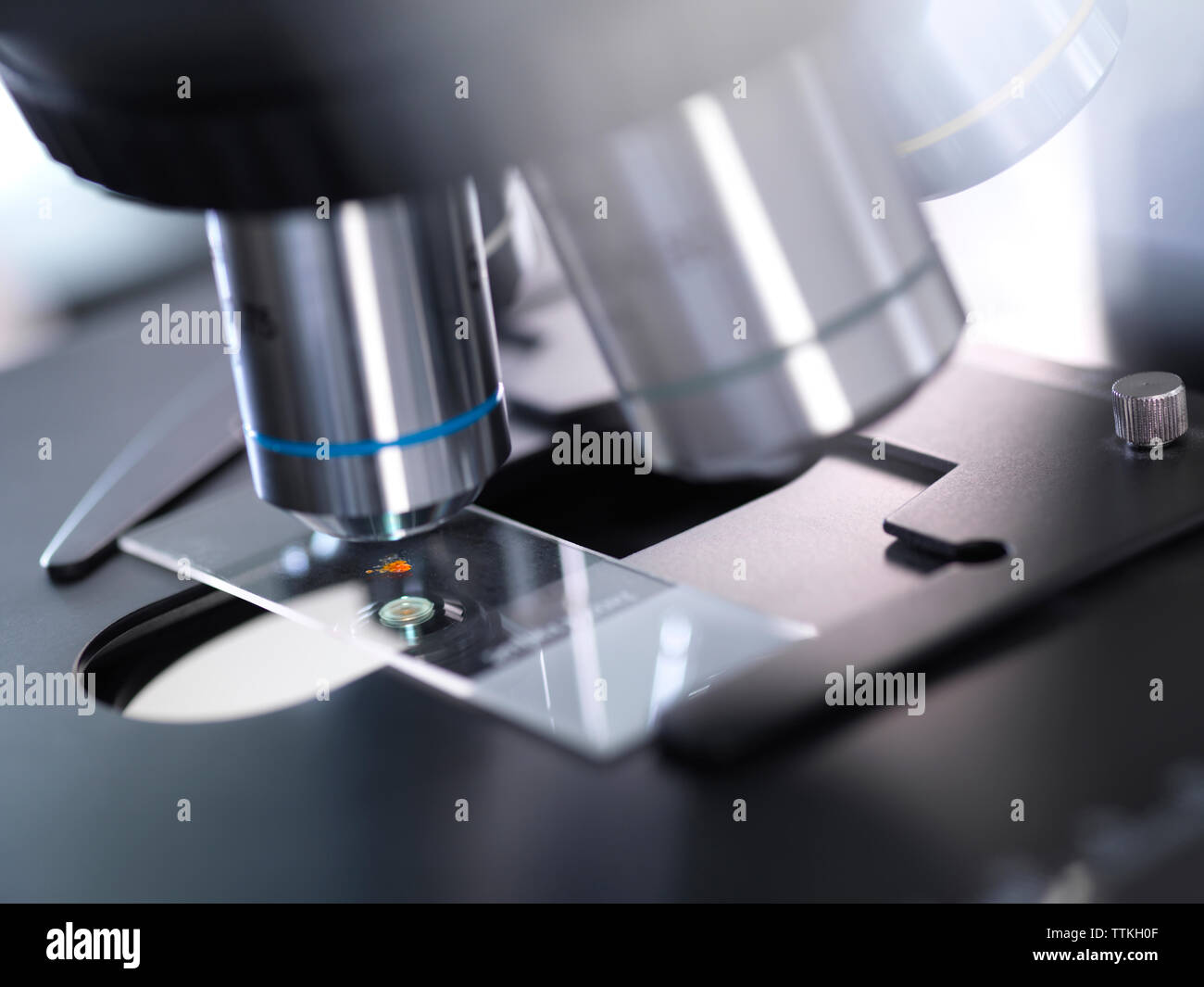 Close-up de la diapositive sur microscope in laboratory Banque D'Images