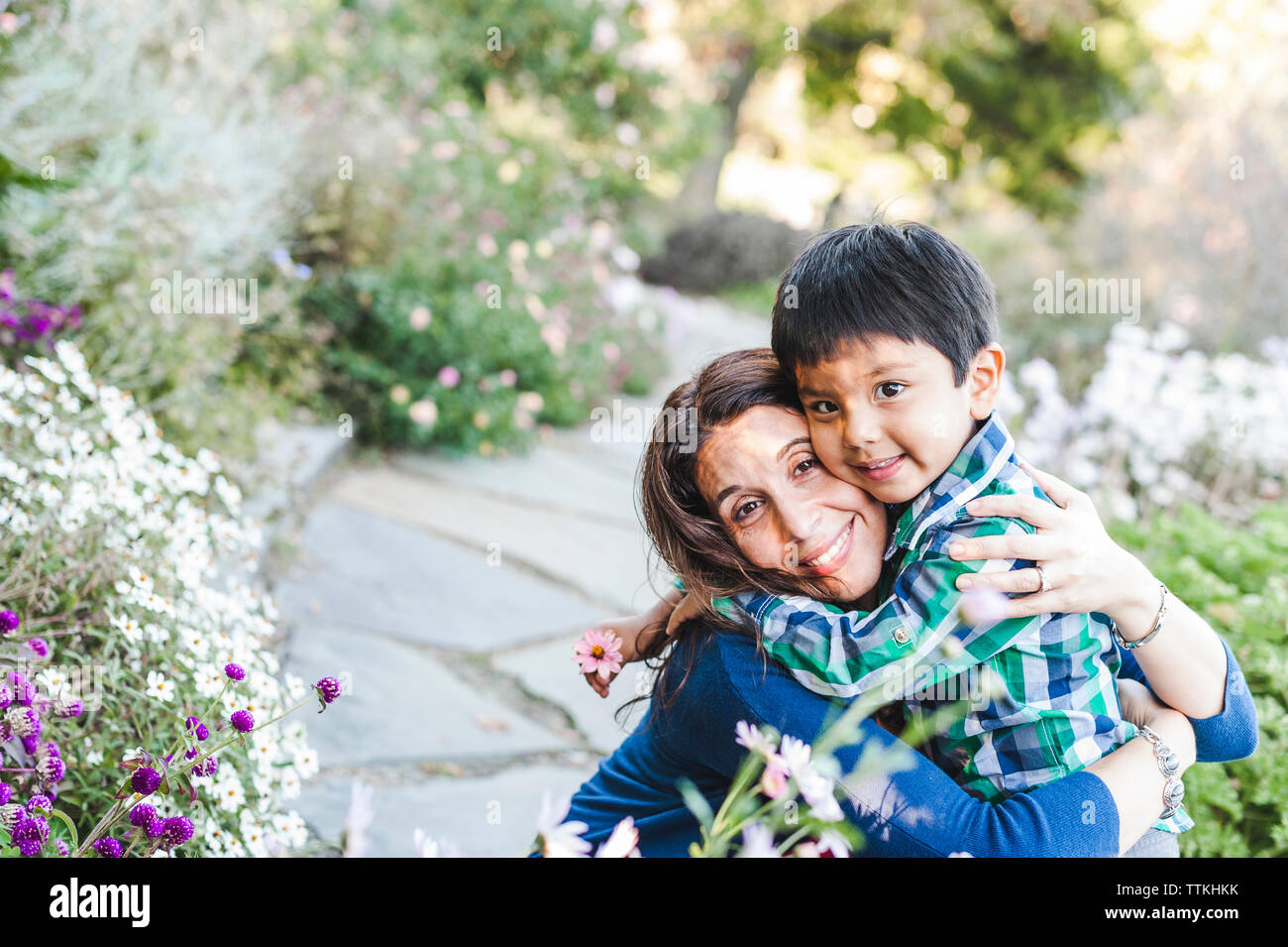 High angle portrait of happy mother and son at park Banque D'Images