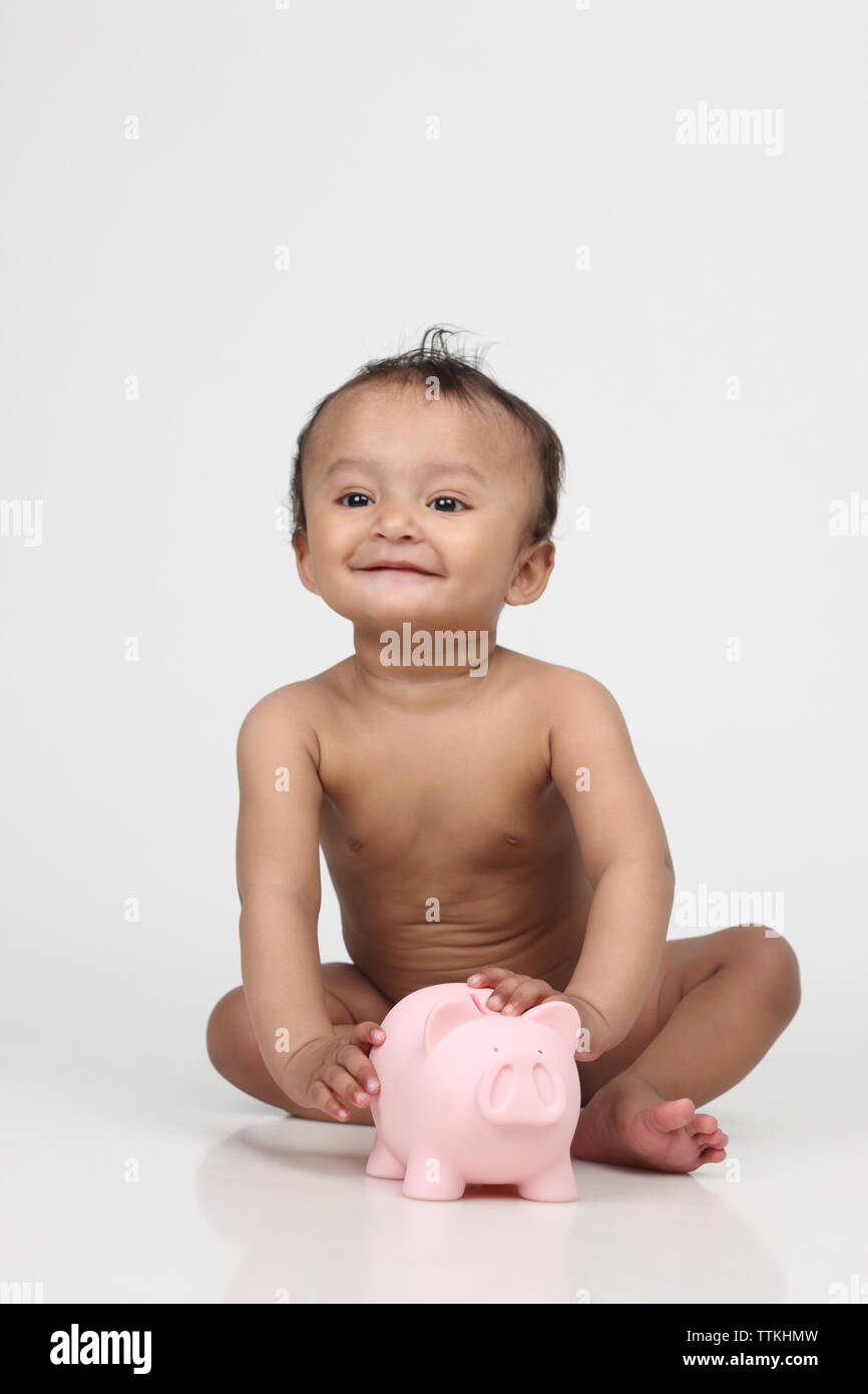 Bebe Garcon Jouant Avec Une Tirelire Photo Stock Alamy