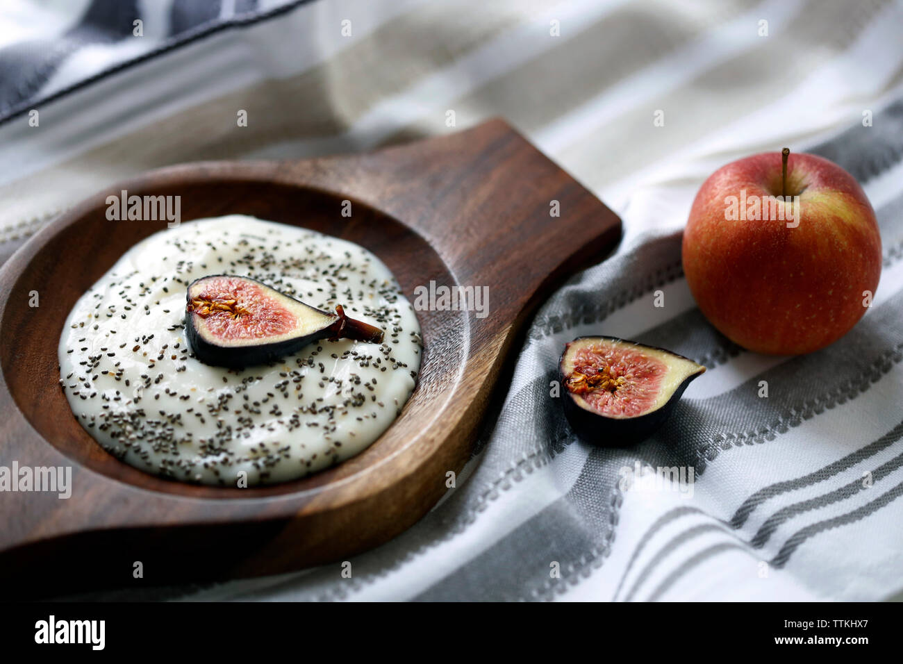 Portrait de yaourt aux fruits de la passion avec des graines de chia et fig par Apple sur le tableau Banque D'Images
