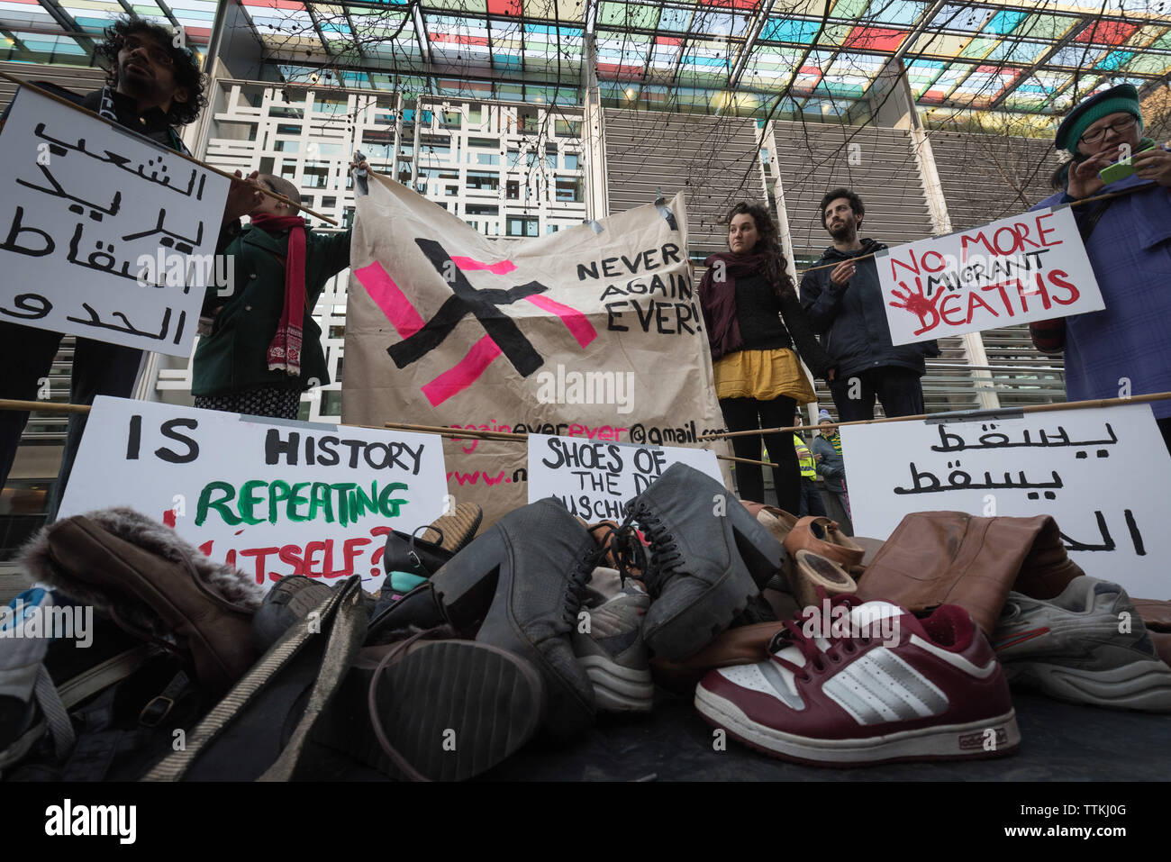 Home Office, Marsham Street, Londres, Royaume-Uni. 25 janvier, 2016. Un certain nombre de manifestants se faisant appeler "Jamais plus jamais", une coalition de droite humaine Banque D'Images