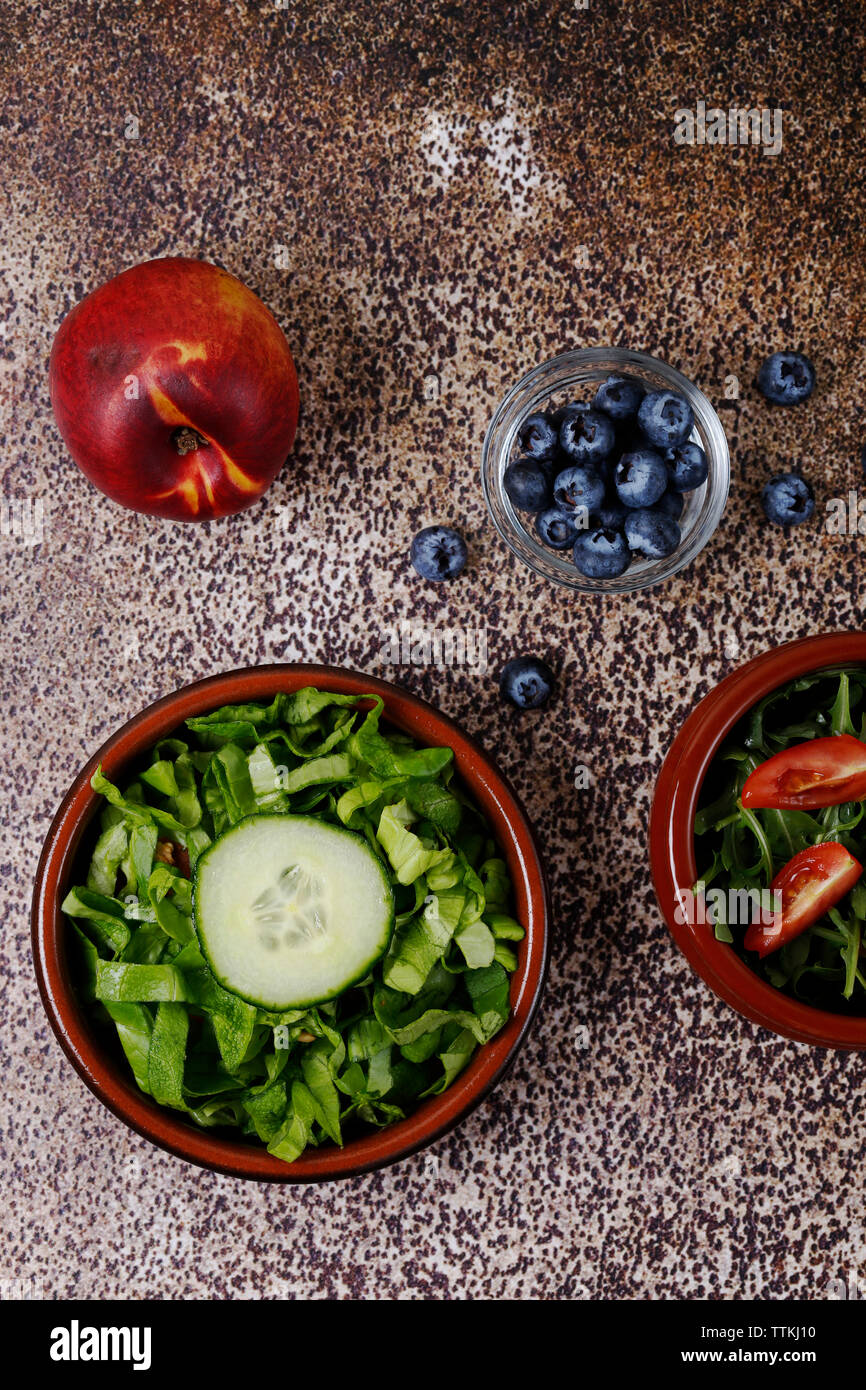 Vue aérienne de fruits et légumes frais sur la table Banque D'Images