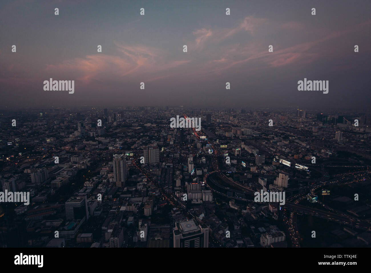 Vue sur cityscape contre ciel lors de la tombée de la Banque D'Images