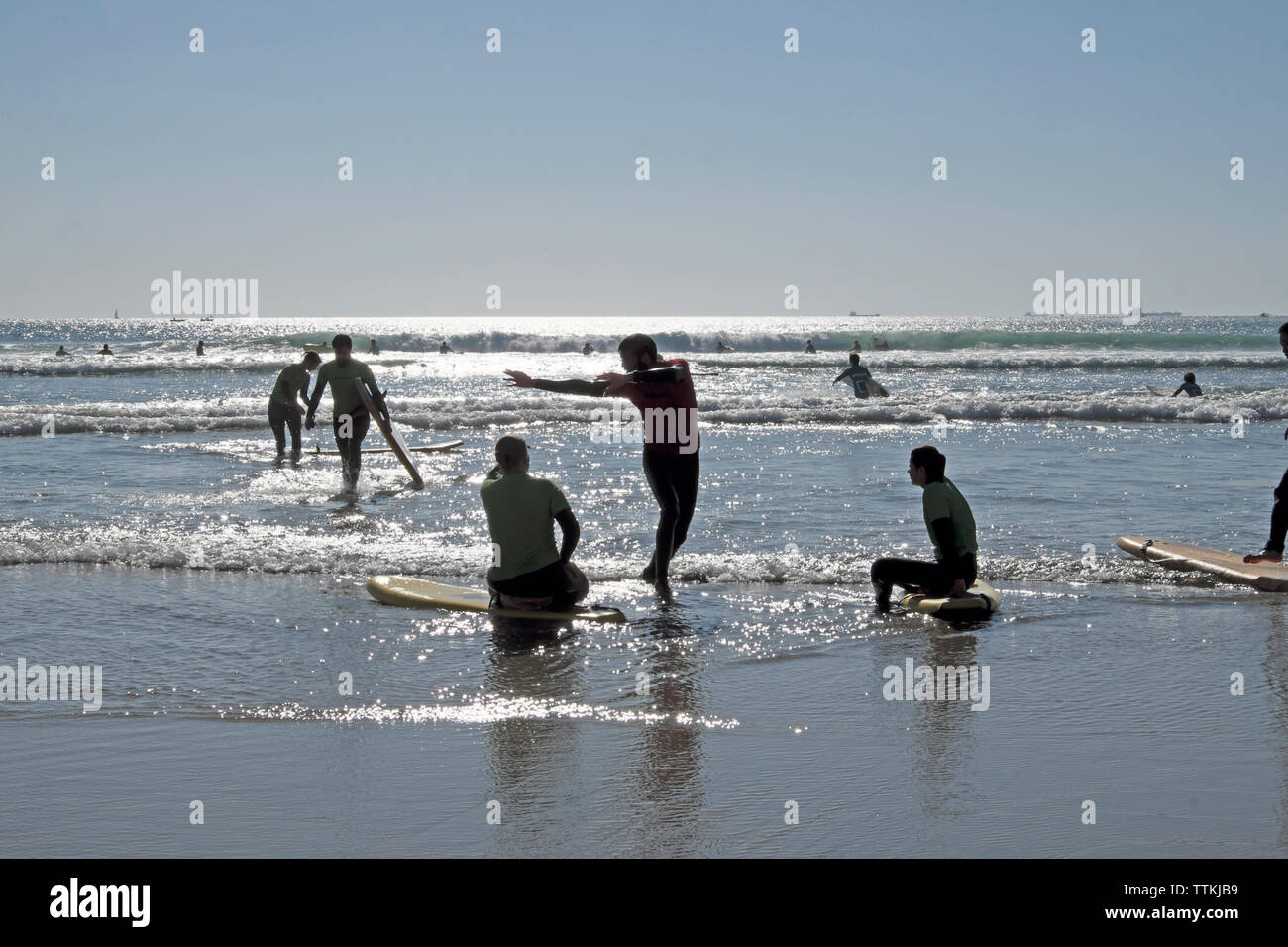 Un instructeur de surf surf démontre postures pour jeunes apprendre à surfer sur la plage de Matosinhos Porto Portugal Europe UE KATHY DEWITT Banque D'Images