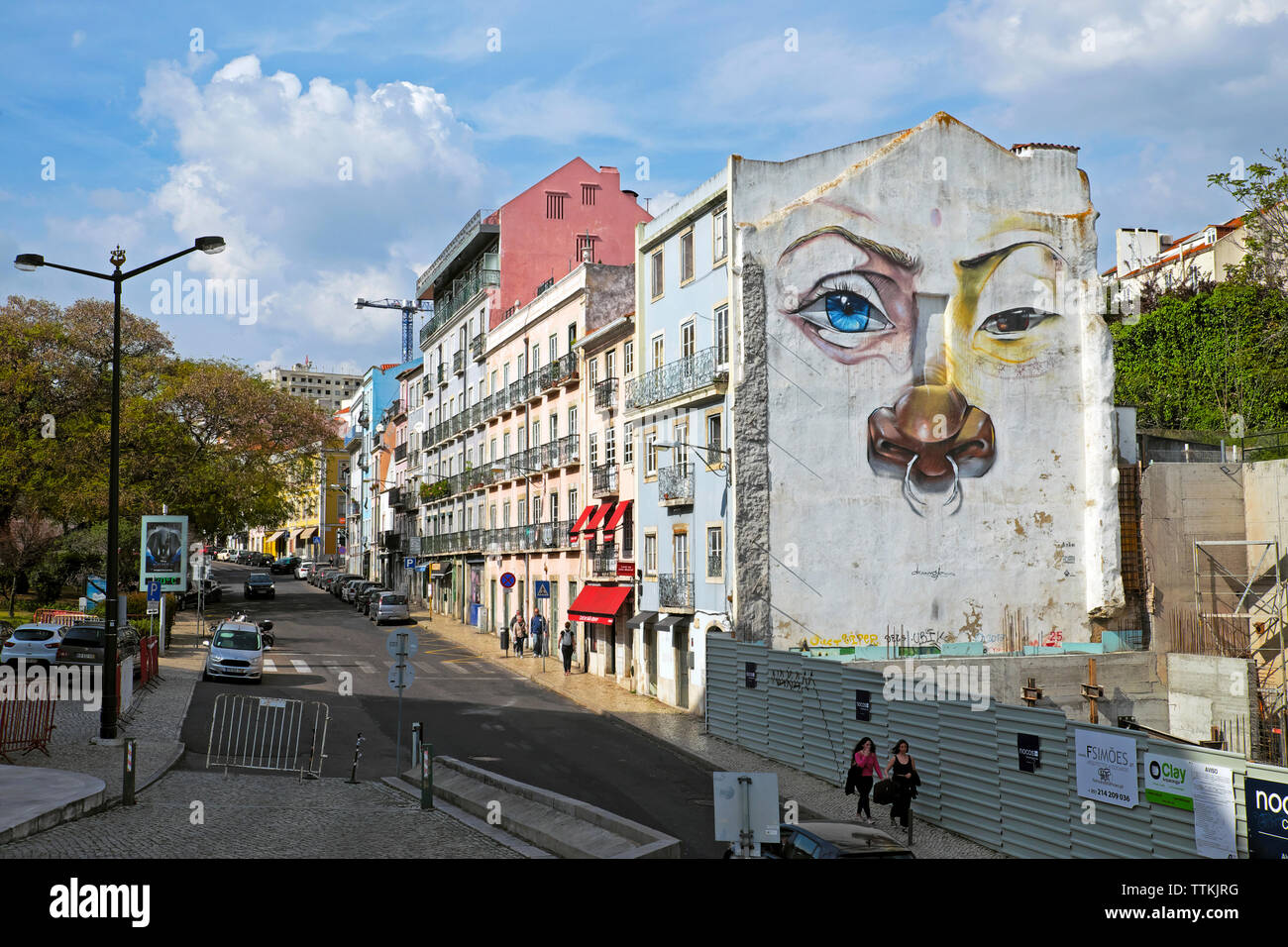 Murale de la peinture murale du visage avec oeil bleu et anneau de nez perçant sur le côté d'un bâtiment à Lisbonne, Portugal Europe UE KATHY DEWITT Banque D'Images