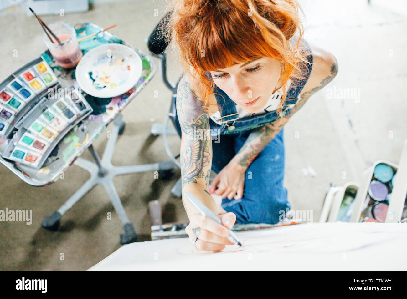 Portrait de l'artiste esquisse dessin sur toile en studio Banque D'Images