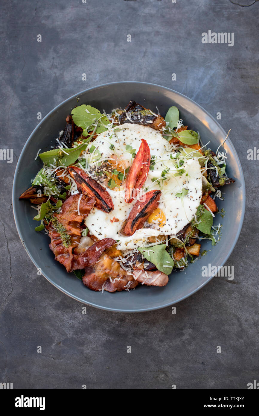 Vue de dessus d'aliments servis dans un bol sur la table Banque D'Images