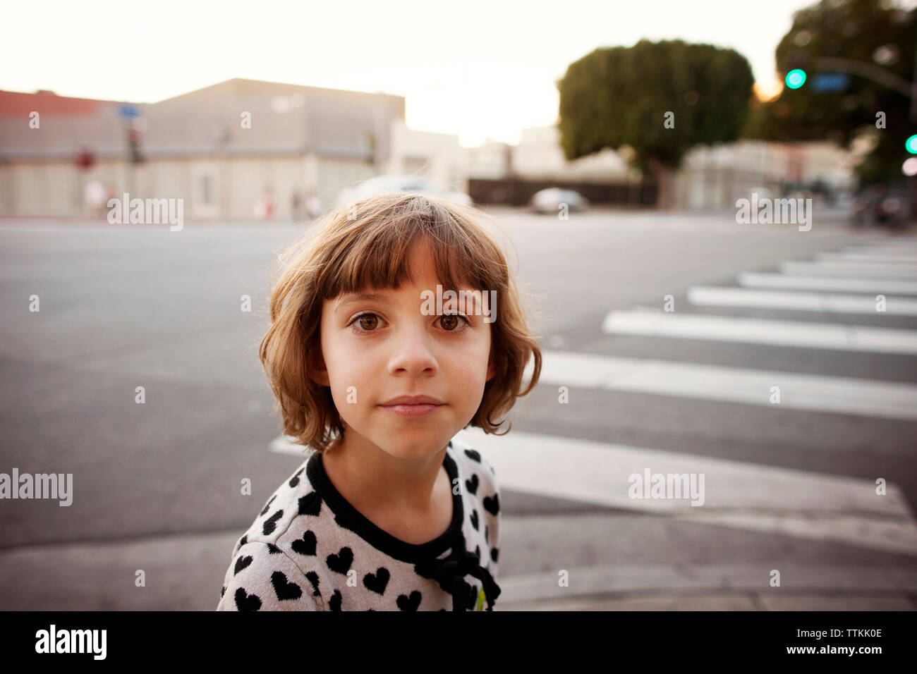 Portrait of Girl standing on street Banque D'Images