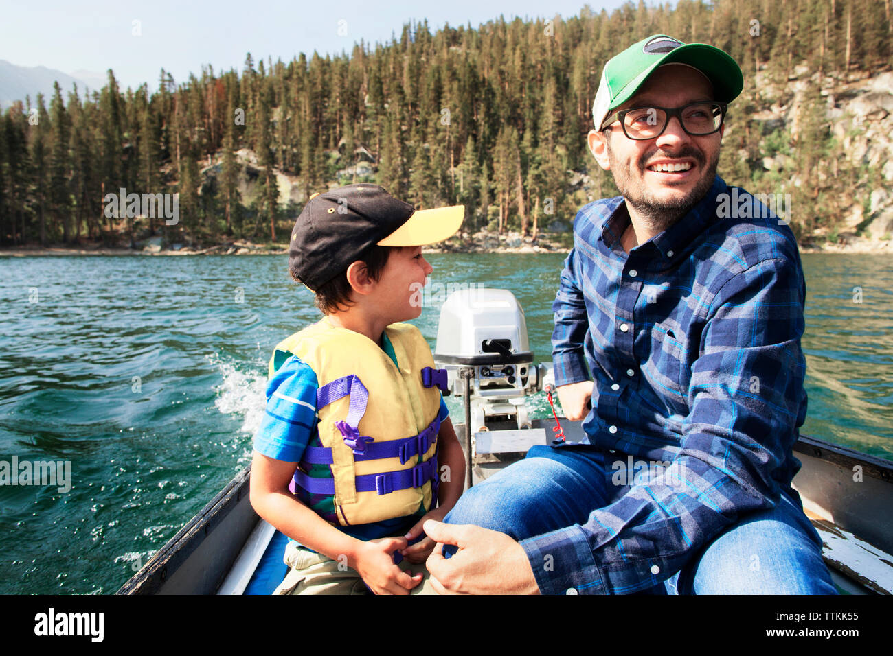 Heureux père et fils voyager en bateau à moteur sur le lac Banque D'Images