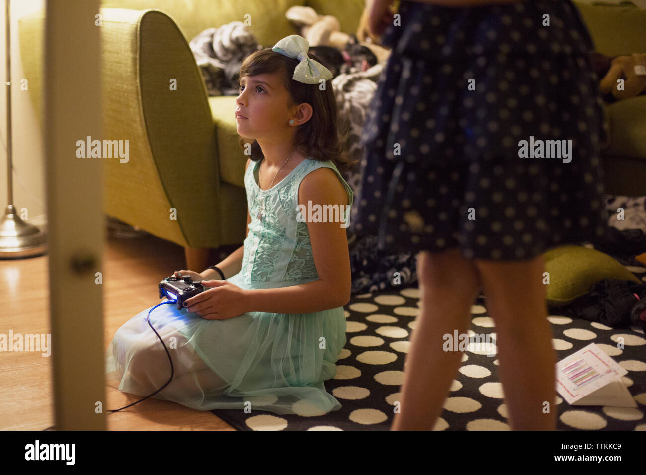 Cute girl playing video game at home Banque D'Images