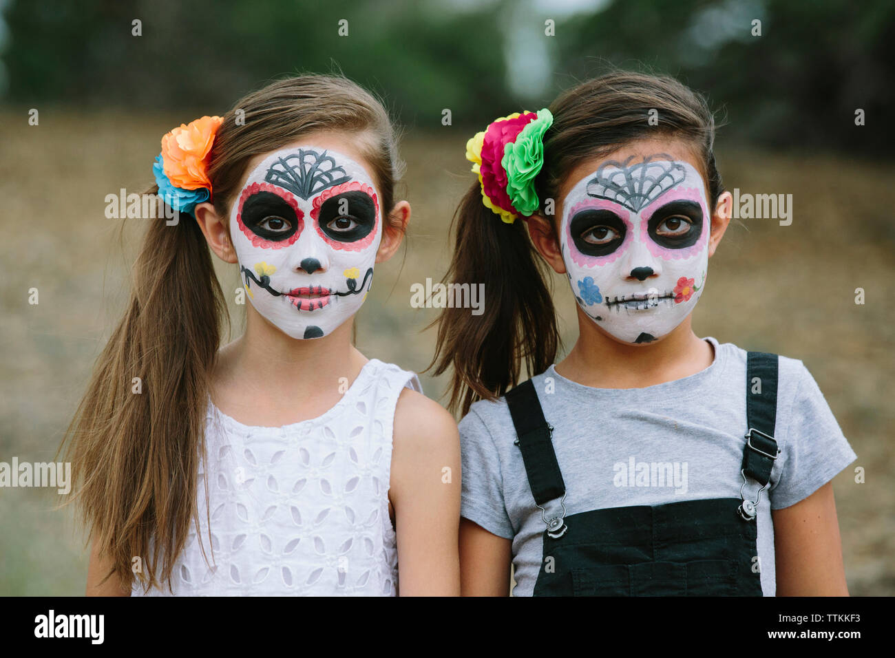 Portrait de soeurs avec la peinture pour le visage à l'Halloween Banque D'Images