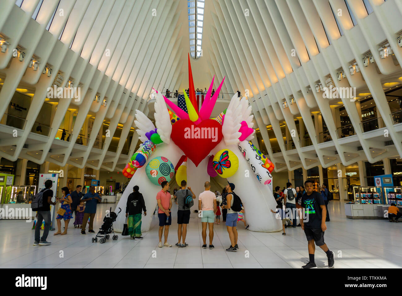 Dans la célébration de Stonewall 50 les visiteurs interagissent avec le "Live 4" sculpture amour dans l'Oculus du World Trade Center Transportation Hub à New York le samedi, Juin 15, 2019. Le 20 sculpture 1,50est décoré avec des symboles représentant la conception des questions importantes pour la communauté LGBTQ et sera affiché dans la Gay Pride Parade Stonewall 50 plus tard dans le mois. (© Richard B. Levine) Banque D'Images