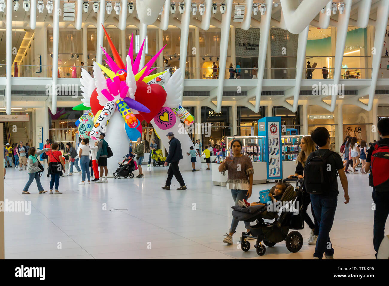 Dans la célébration de Stonewall 50 les visiteurs interagissent avec le "Live 4" sculpture amour dans l'Oculus du World Trade Center Transportation Hub à New York le samedi, Juin 15, 2019. Le 20 sculpture 1,50est décoré avec des symboles représentant la conception des questions importantes pour la communauté LGBTQ et sera affiché dans la Gay Pride Parade Stonewall 50 plus tard dans le mois. (© Richard B. Levine) Banque D'Images