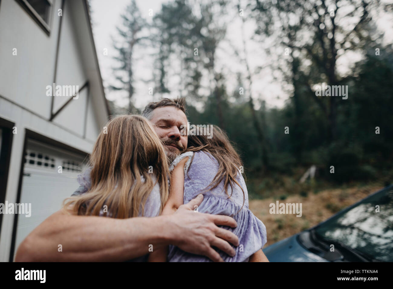 Faire place au père filles debout en forêt Banque D'Images