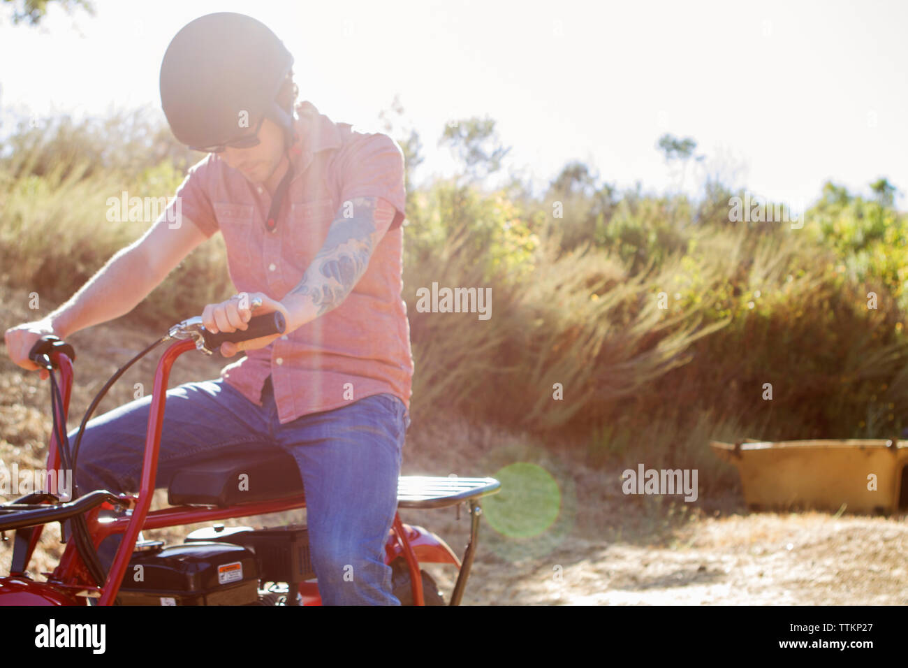 Man riding sur terrain contre ciel clair Banque D'Images