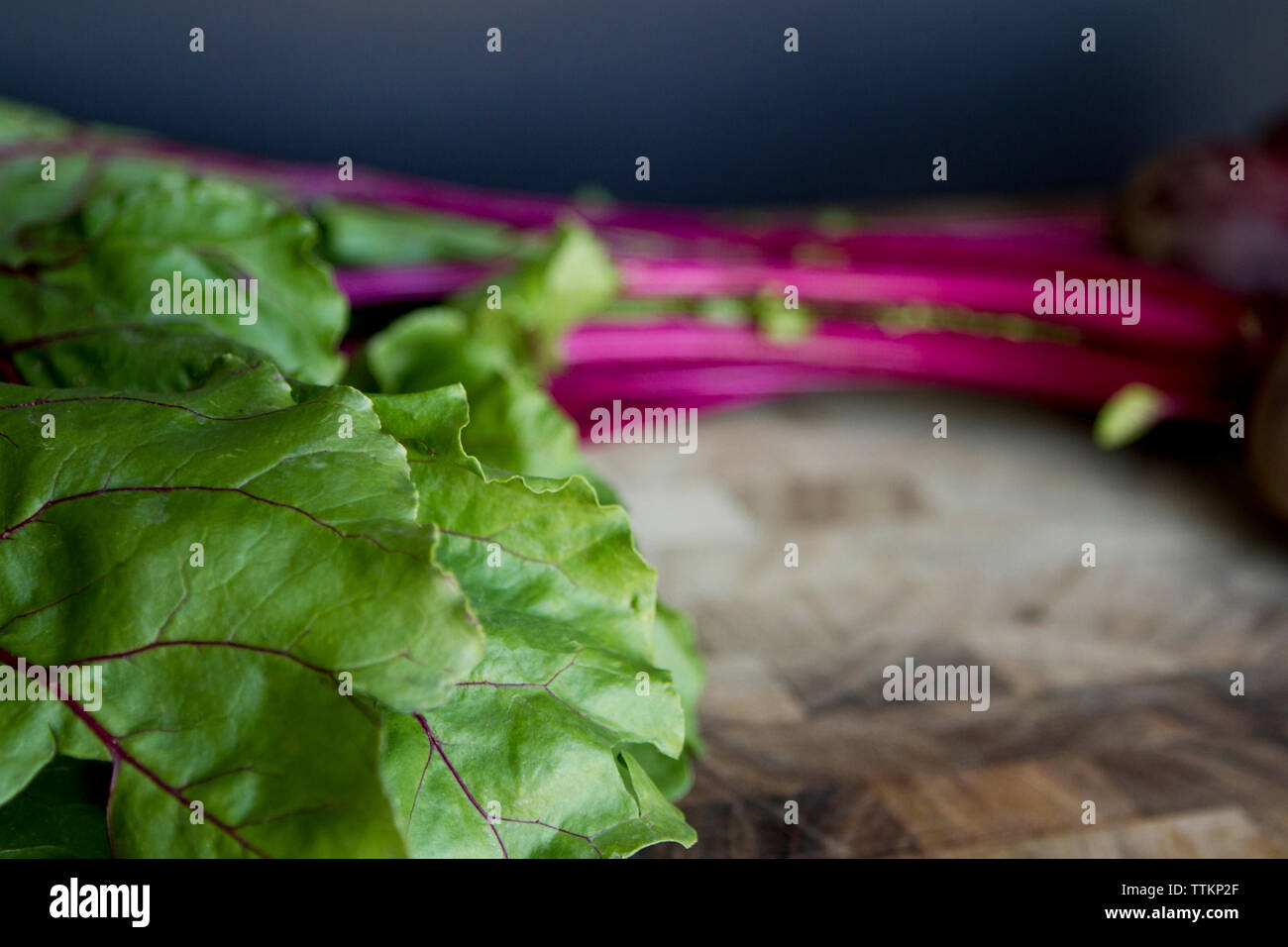 Close-up of beetroots sur table en bois Banque D'Images