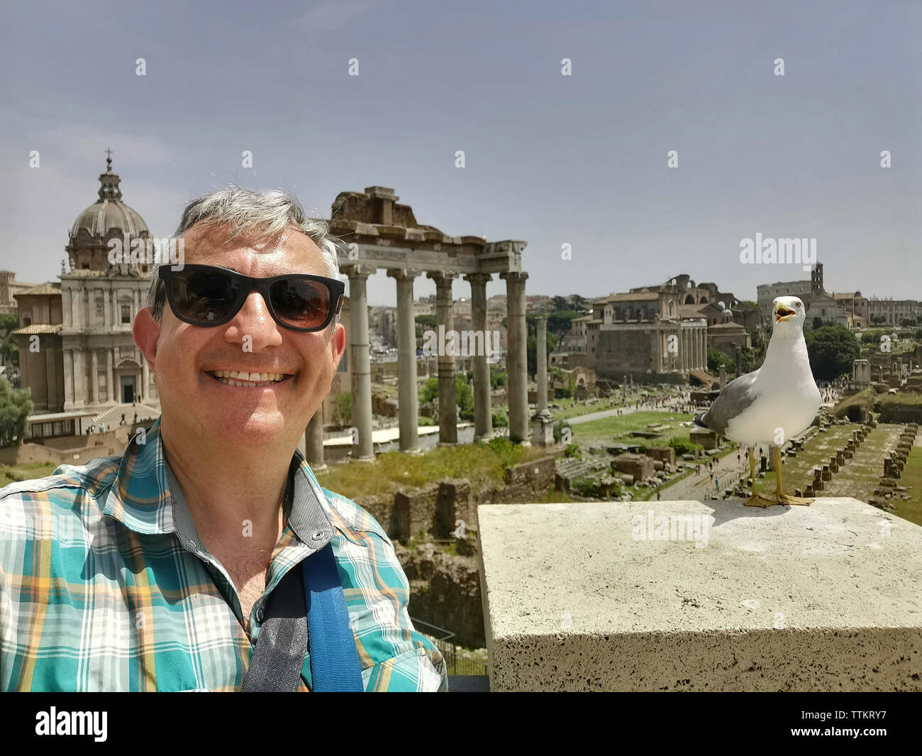 Touristiques de Rome avec selfies à seagull Forums Impériaux sur sunny day Banque D'Images