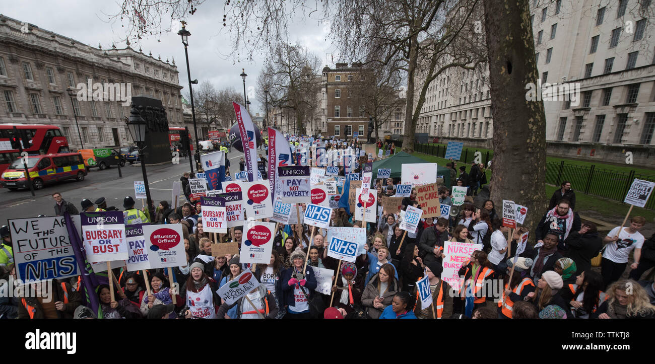Whitehall, Londres, Royaume-Uni. 9 janvier, 2016. Plusieurs milliers d'étudiants en soins infirmiers, les médecins, le personnel médical et les supporters en mars à Whitehall centr Banque D'Images