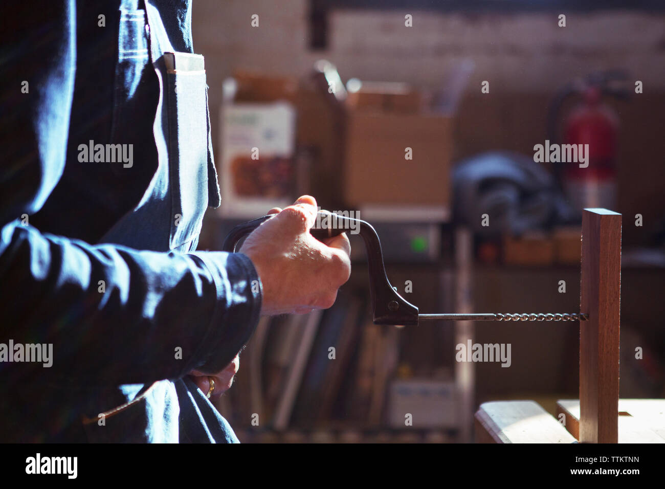 Portrait de l'homme à l'aide d'une perceuse à main dans l'atelier Banque D'Images