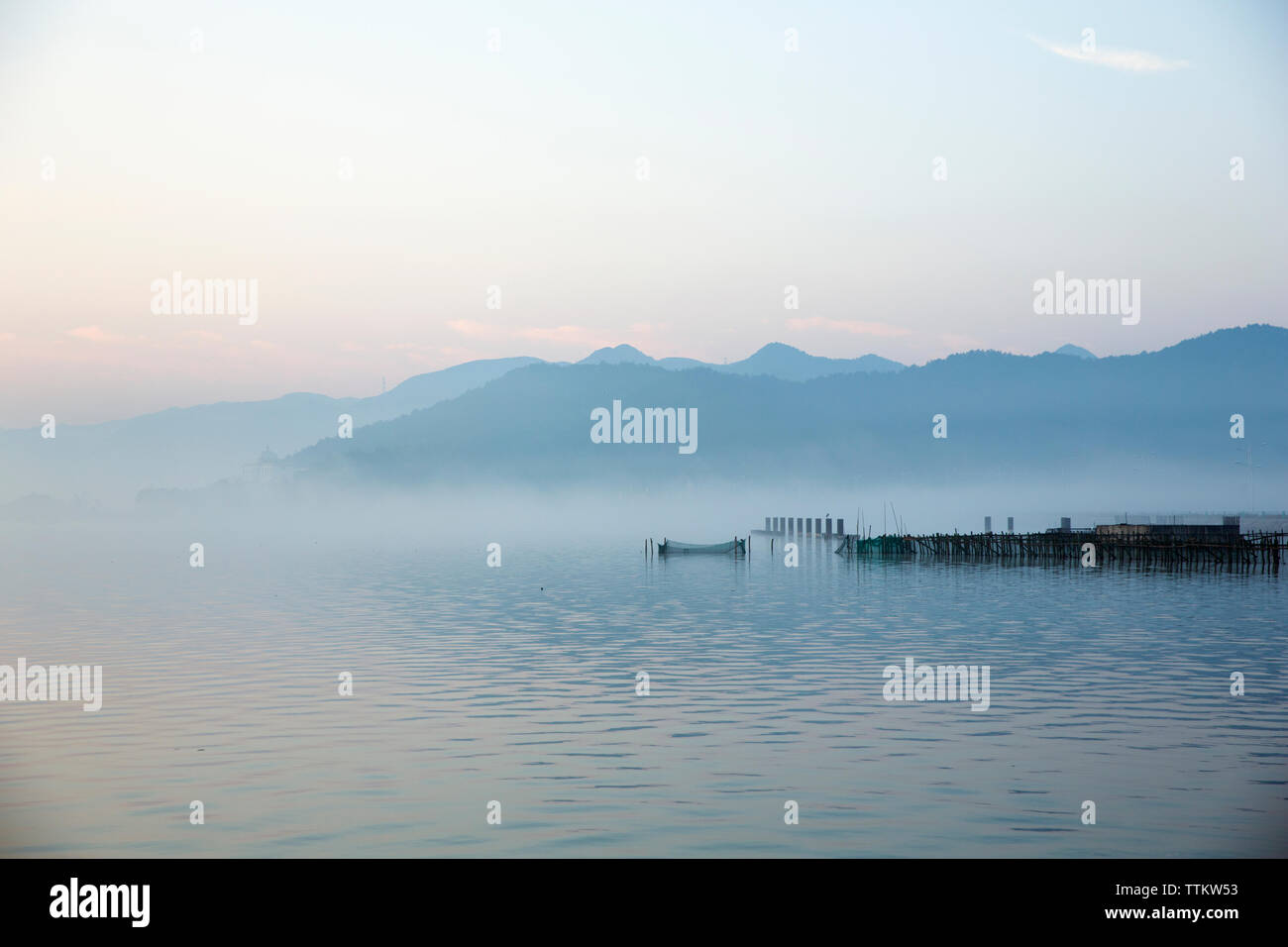 Scène paisible du lac de montagnes contre le ciel au coucher du soleil Banque D'Images