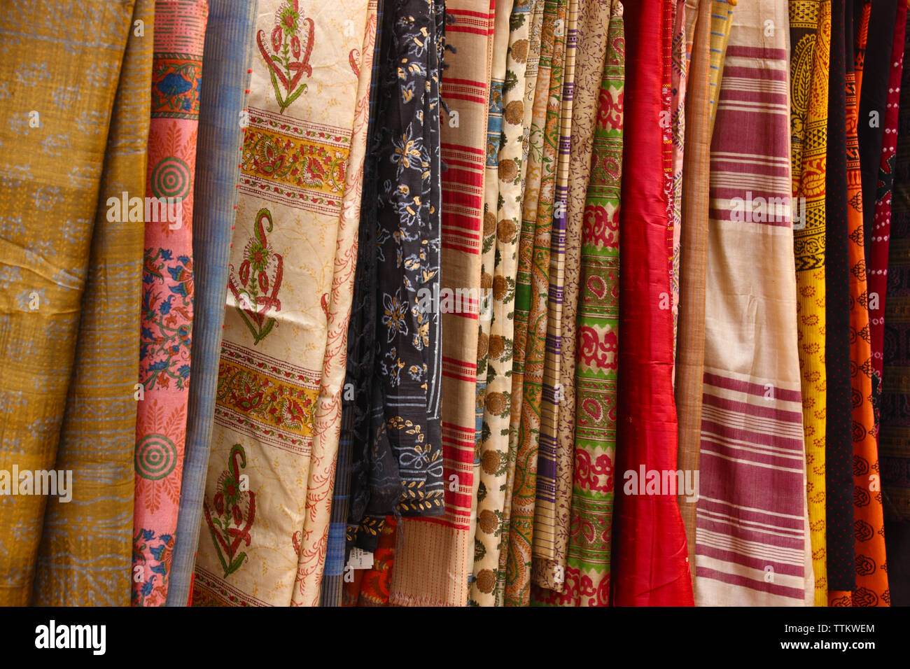 Saris suspendus dans un magasin de vêtements, Dilli Haat, New Delhi, Inde Banque D'Images