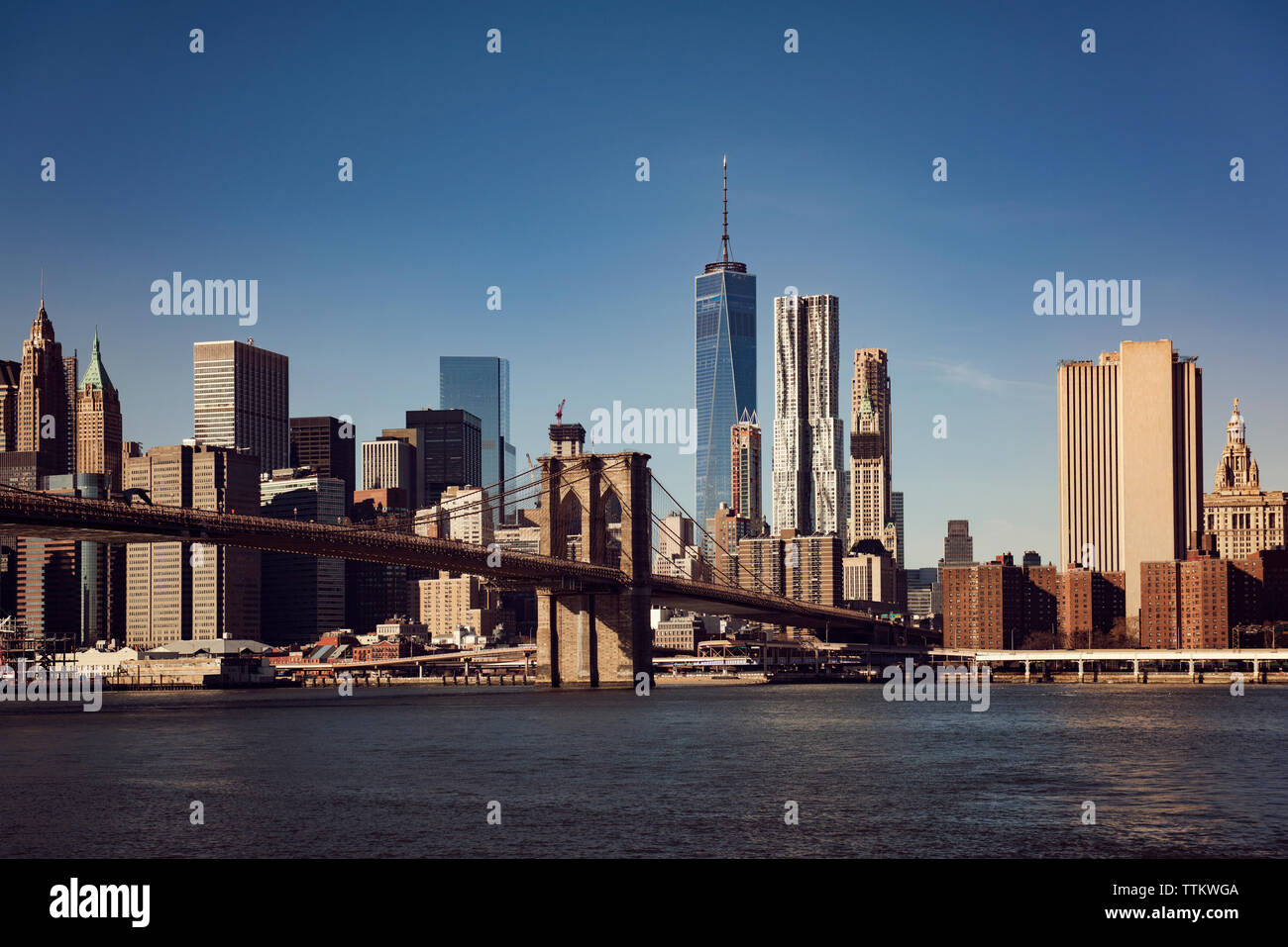 Pont de Brooklyn au cours de l'East River avec cityscape in background Banque D'Images