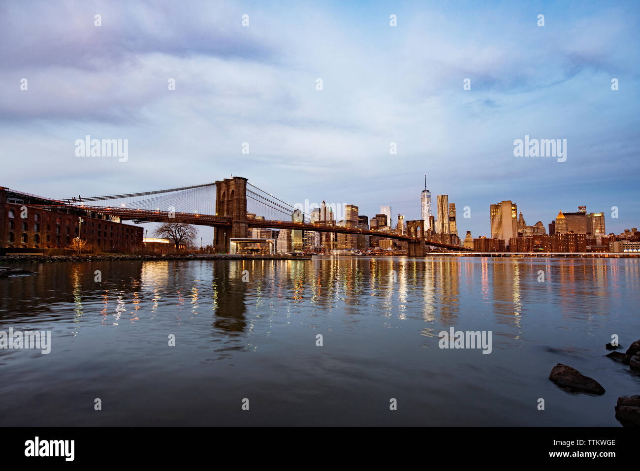 Pont de Brooklyn sur East River contre ciel nuageux Banque D'Images