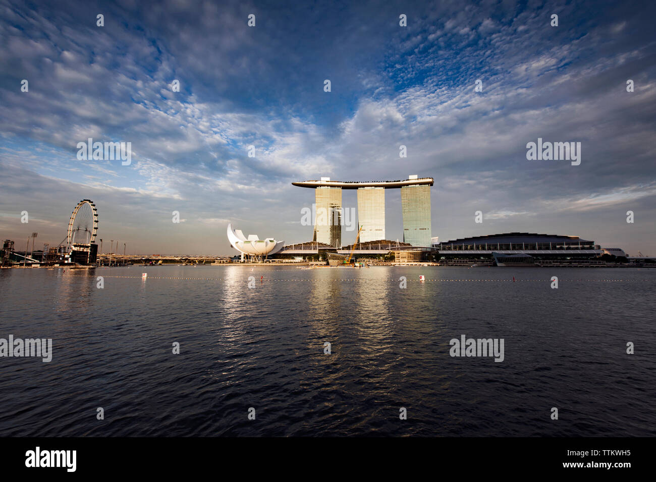 Marina Bay Sands et musée ArtScience par river against sky Banque D'Images