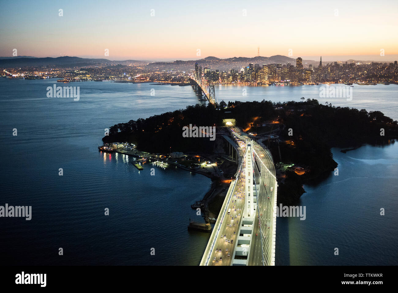 Vue aérienne de Bay Bridge et l'île de Yerba Buena au crépuscule Banque D'Images