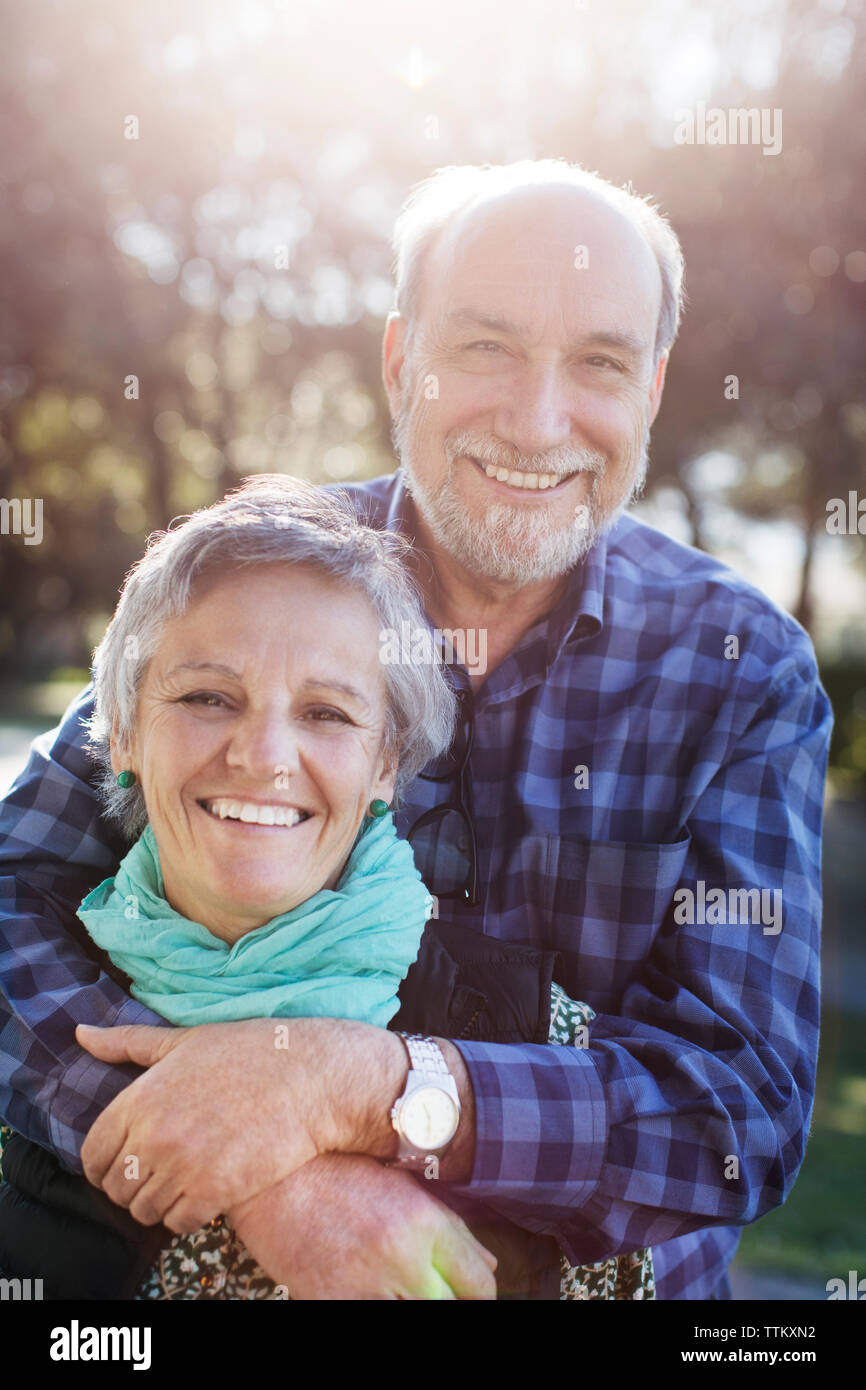 Portrait of happy senior couple in park Banque D'Images