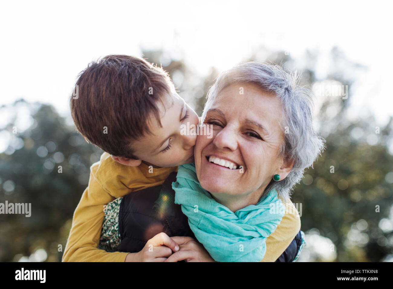 Grandmother kissing grandson Banque de photographies et d’images à