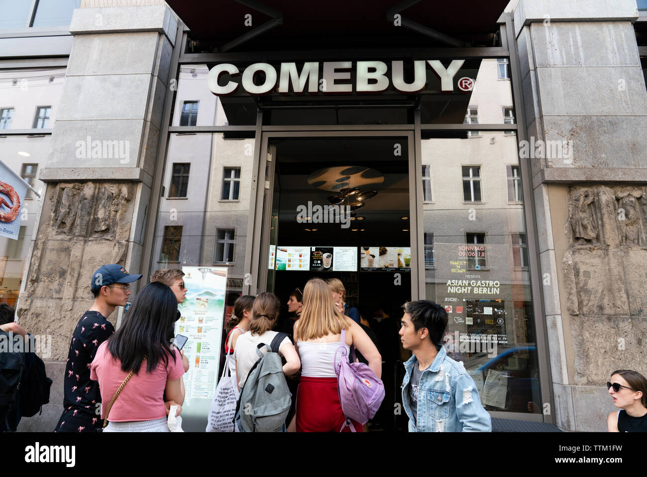 Les clients hors de la file d'Comebuy café coréen à Mitte, Berlin, Allemagne Banque D'Images