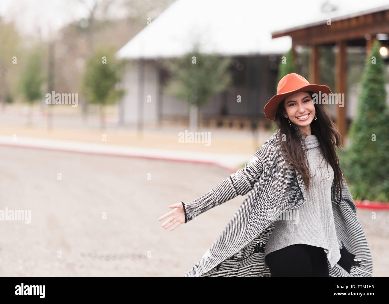 Happy Girl Dancing in the street Banque D'Images