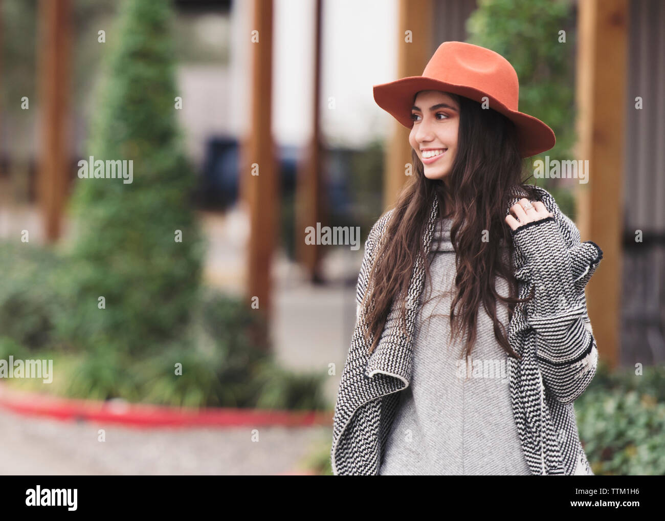 Brunette girl smiling dans les rues. Banque D'Images