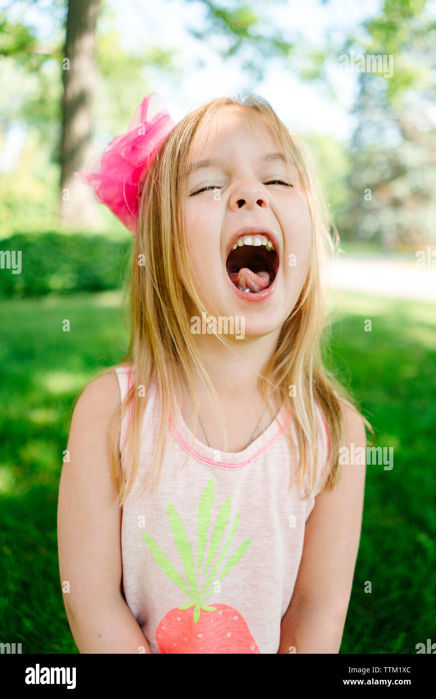 Closeup portrait of a young girl laughing Banque D'Images