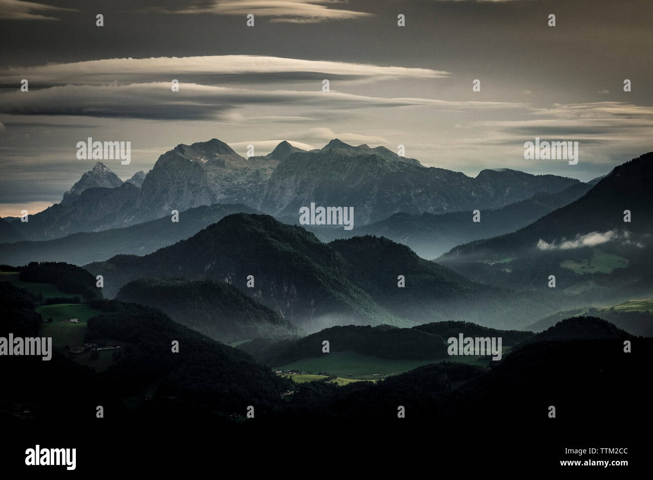 Vue panoramique des montagnes pendant temps de brouillard Banque D'Images