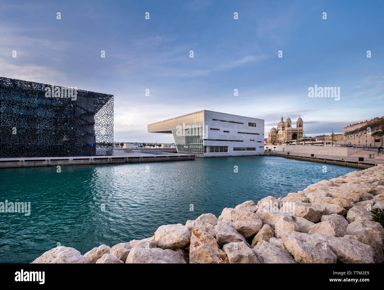 Villa Méditerranéenne avec Musée de civilisations de l'Europe et de la Méditerranée et Marseille cathédrale en ville contre sky Banque D'Images