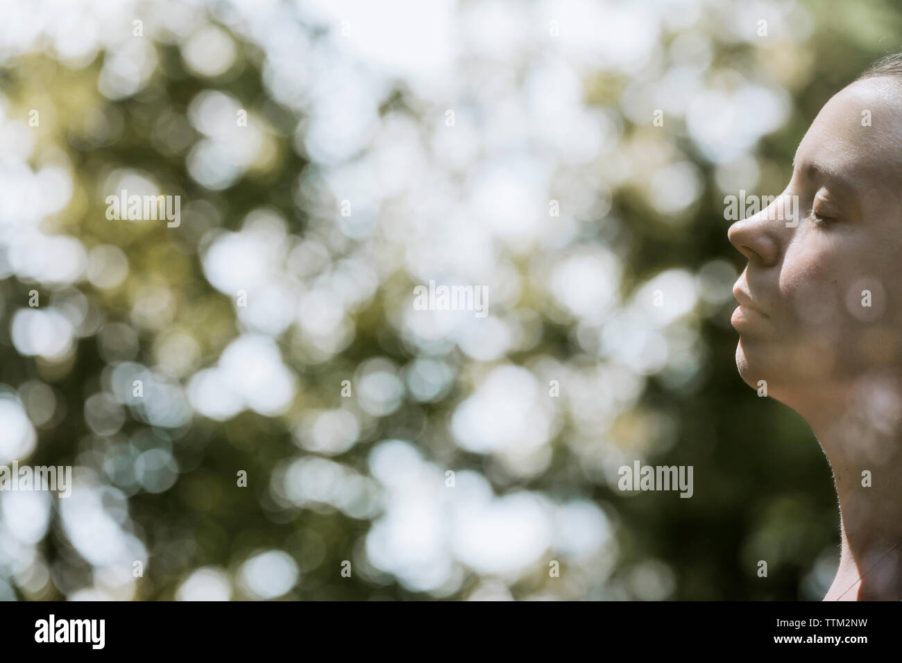 Close-up side view of couple in park Banque D'Images