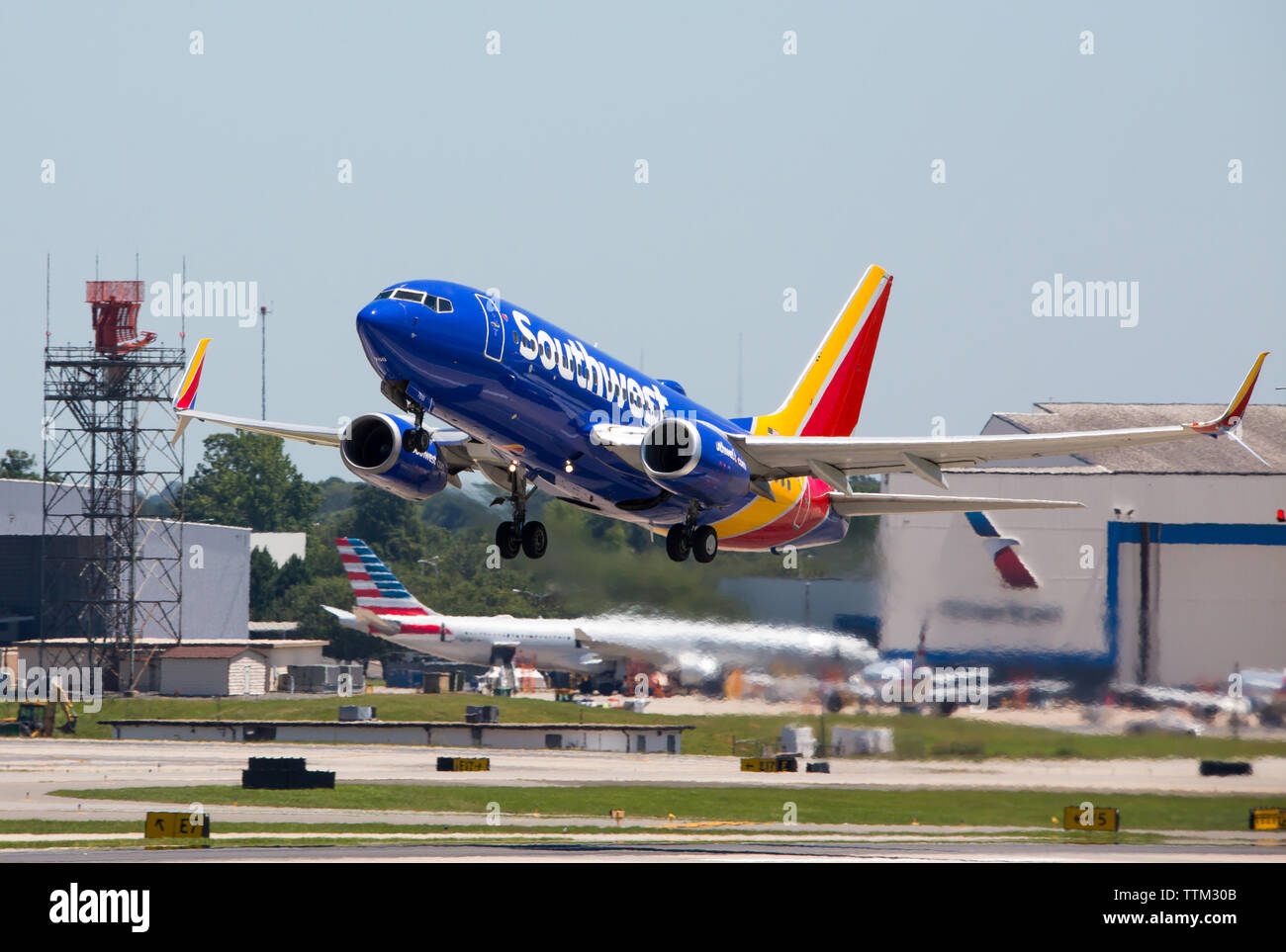 Un Boeing 737 de Southwest Airlines jet commercial décollera de l'aéroport international Charlotte-Douglas dans un ciel sans nuages, ciel bleu. Banque D'Images