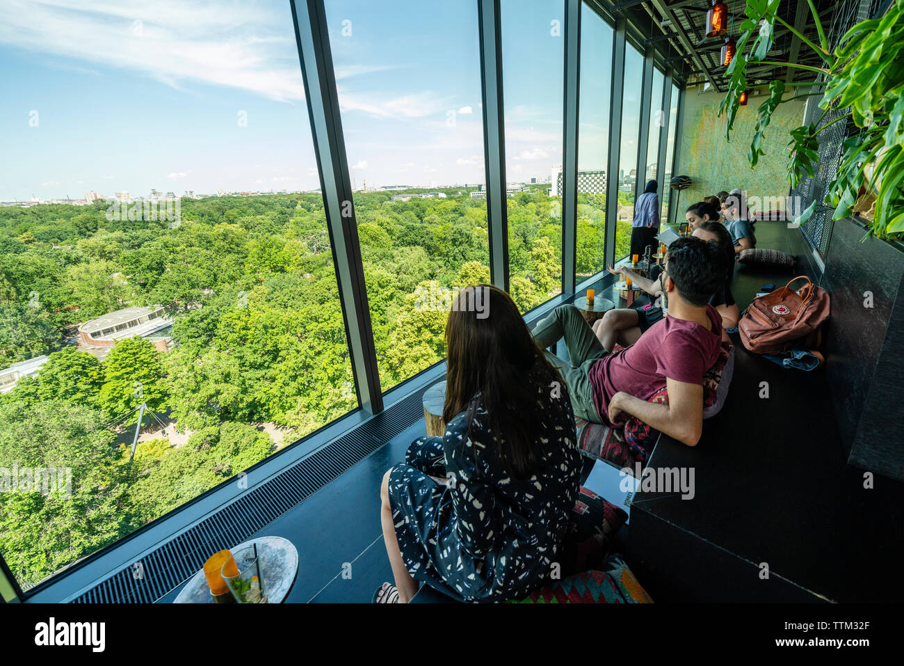 Avis des clients sur le toit dans Tiergarten Monkey Bar à la mode au 25hours Hotel à Berlin, Allemagne Banque D'Images