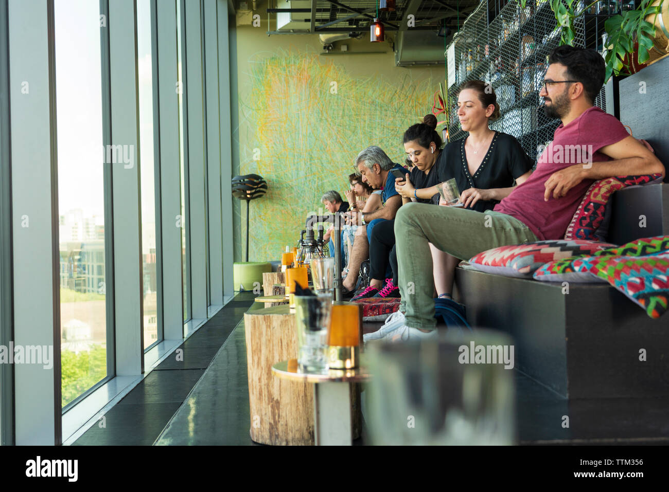 Avis de clients dans le bar branché sur le toit au singe 25hours Hotel à Berlin, Allemagne Banque D'Images