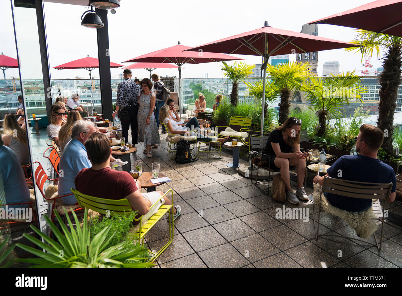 Avis de clients dans le bar branché sur le toit au singe 25hours Hotel à Berlin, Allemagne Banque D'Images