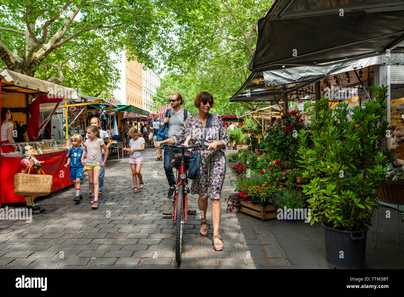 Personnes dans le week-end farmers market à Kollwitzplatz à Prenzlauer Beg à Berlin, Allemagne Banque D'Images