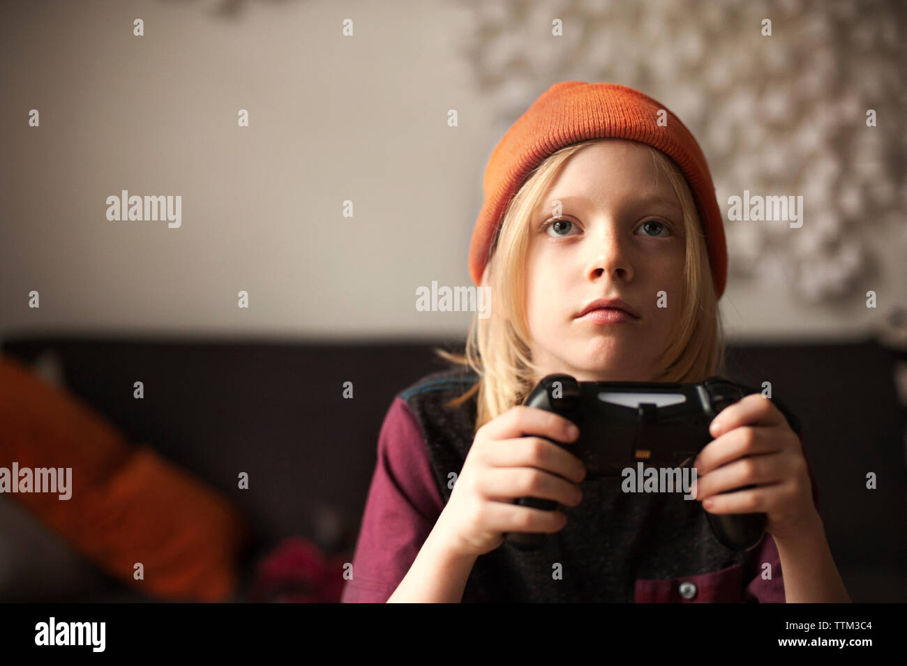 Close-up of boy playing video game at home Banque D'Images