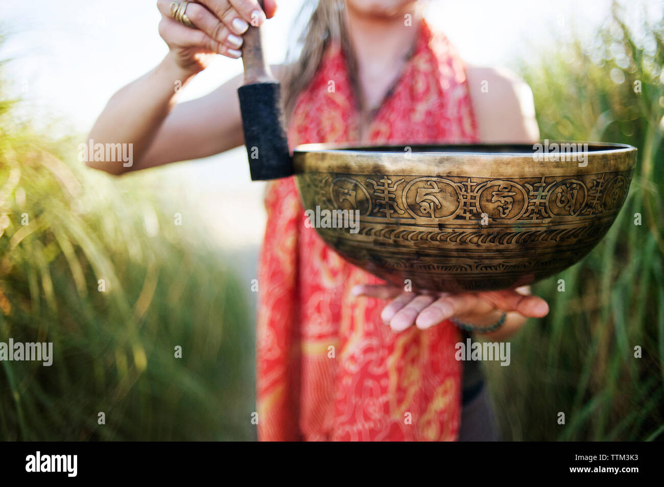 Portrait de femme tenant un bol chantant tibétain Banque D'Images