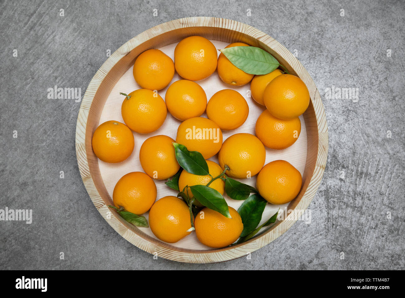 Vue de dessus de mandarines dans le récipient en bois Banque D'Images