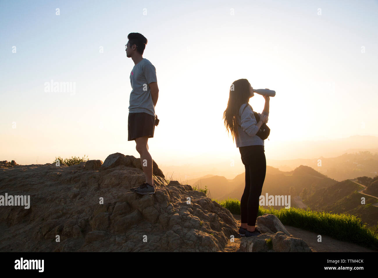 Femme de l'eau potable et de l'homme à la vue à la montagne en se tenant sur le Banque D'Images